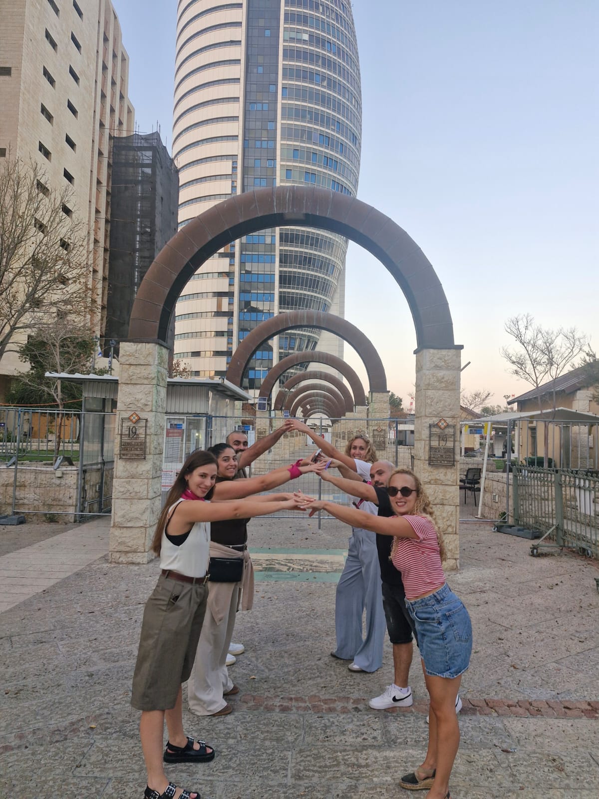 למה יום גיבוש בסגנון “המרוץ למיליון” הוא המפתח לחיזוק צוות מנצח